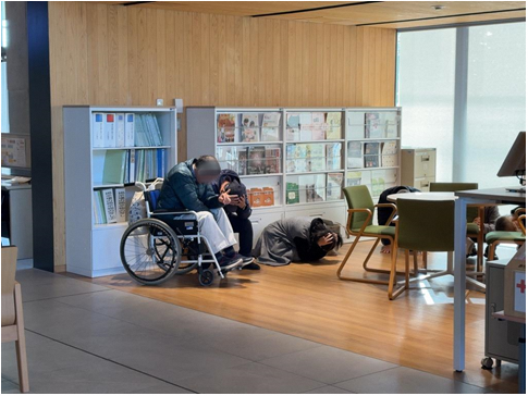 屋内に避難し、床に伏せ頭部を守るところ