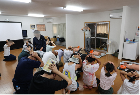 窓から離れ、頭部を守っているところ