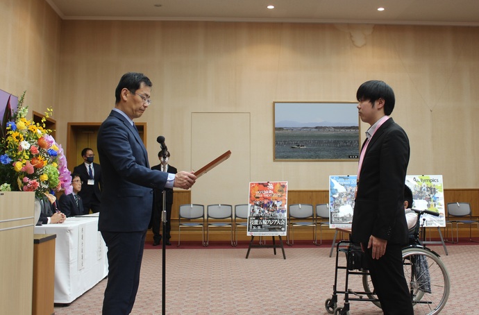 藤浪選手(アビリンピック全国大会)への知事顕彰状授与