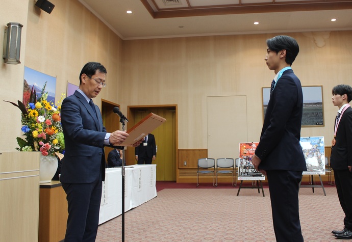 平井選手(技能五輪全国大会)への知事顕彰状授与