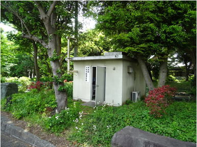 学校に設置された大気測定局の写真