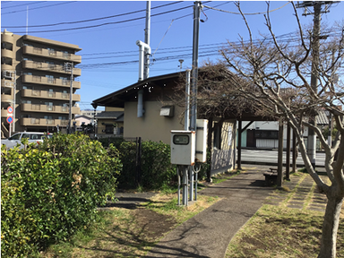 公園に設置された大気測定局の写真