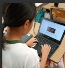 写真：自分の思いを全校チャットに書き込む児童の様子