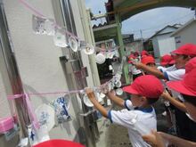 写真：手作りのおもちゃで的に向かって水を発射