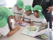 写真：興味のある本を友達と楽しむ