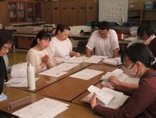 写真：園の先生を交えてグループで討議