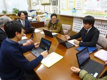 写真：校内プロジェクトに関する意見交換（執筆者は真ん中）