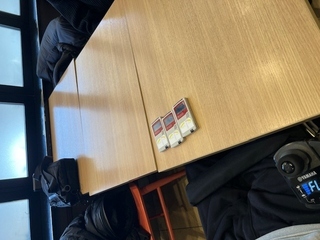 横浜市のショッピングモールにあるテーブル