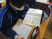 写真：資料から情報を正確に読み取っている様子