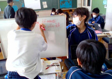 写真：集めた情報をホワイトボードに書き出す様子