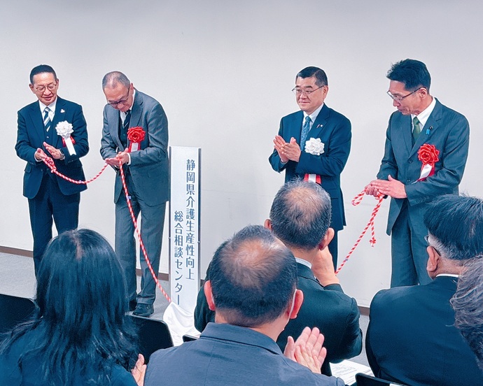 看板除幕の様子の写真