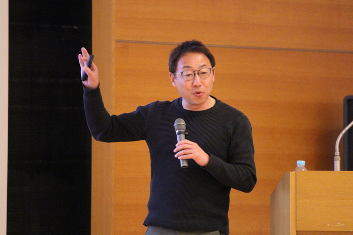西村浩氏が講演している様子の写真