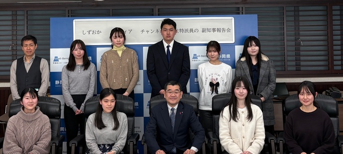 報告会参加特派員の皆さんと記念撮影した際の写真