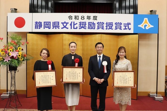 平木副知事と受賞者の記念撮影