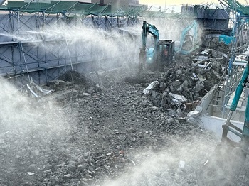写真:解体工事等での粉塵飛散を抑える遠隔散水工法