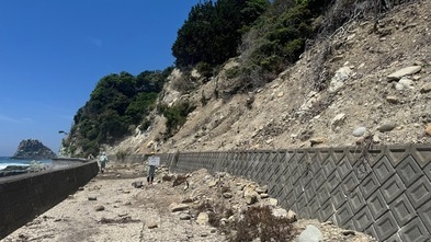 写真4　伊浜海岸管理道土砂堆積状況