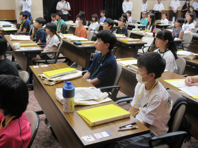 写真:「開校式」の様子1