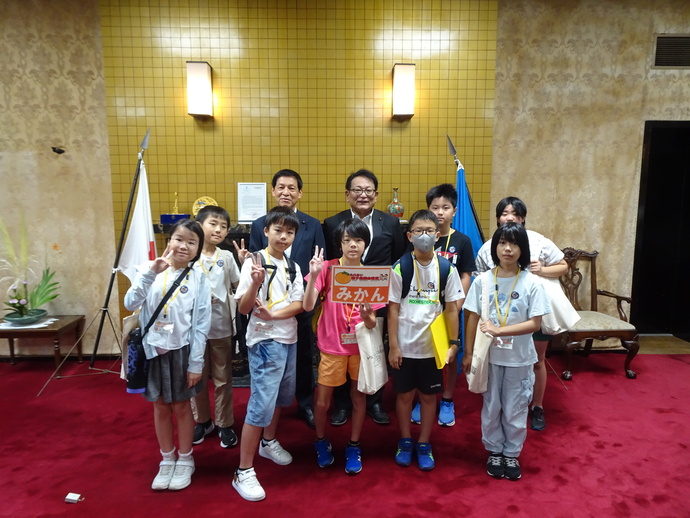 みかんグループと正副議長集合写真