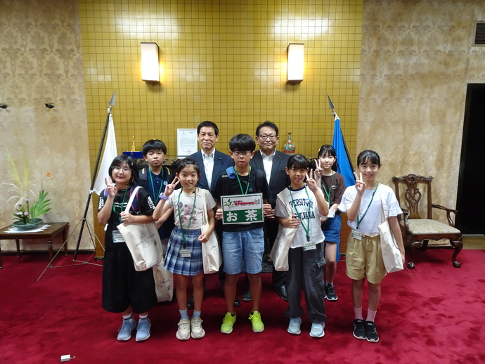 お茶グループと正副議長の集合写真
