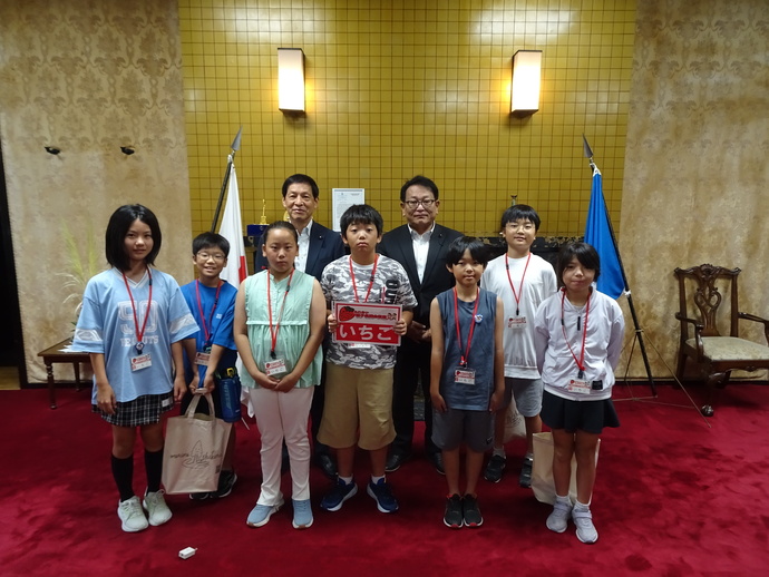 いちごグループと正副議長の集合写真