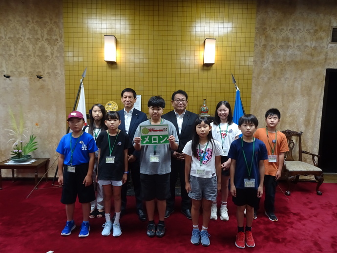 メロングループと正副議長の集合写真
