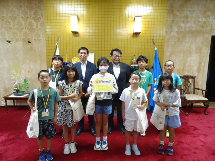 ガーベラグループと正副議長の集合写真