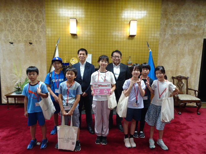 ばらグループと正副議長の集合写真