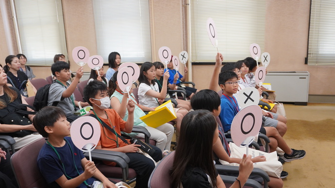 写真:議会クイズの様子2