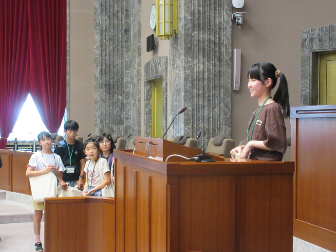 写真：演壇に立って挨拶をした様子