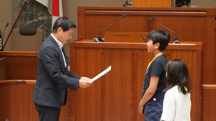 写真:閉校式での認定証授与の様子1