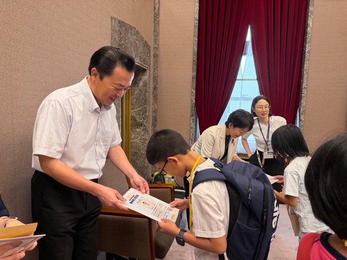 写真:閉校式での認定証授与の様子2