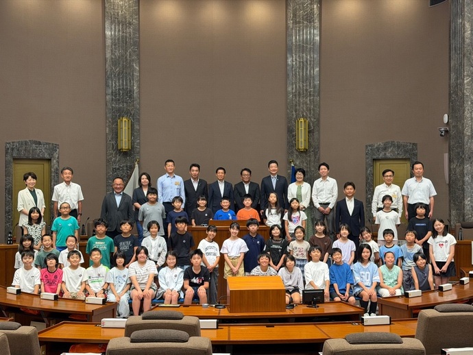 写真:議場で記念撮影の様子