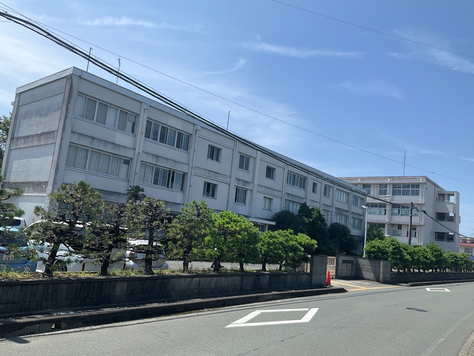 [写真1：校舎全景]