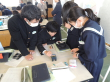 写真：教材を自由に用いて探究する様子