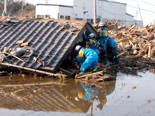 写真：がれき等の撤去作業をする広域緊急援助隊