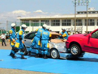 写真：自動車事故の救出救助訓練の様子