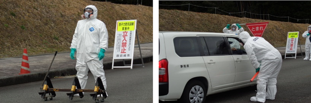 写真：市職員と共に立入制限措置訓練を行う警察官