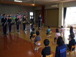 写真：園児と音楽隊員