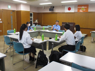 写真：掛川西高等学校の生徒との法律勉強会の様子