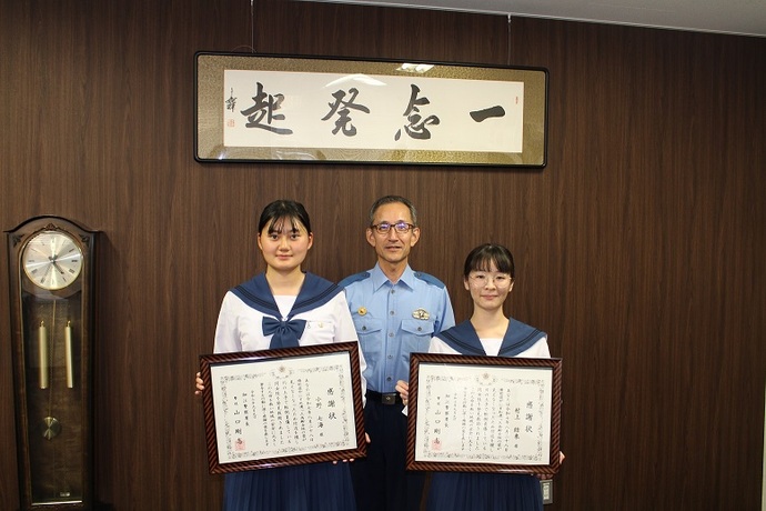 写真：感謝状を受け取った高校生らと細江警察署署長との記念撮影