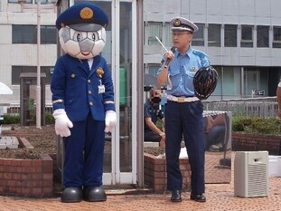 画像：富士宮駅前「十六市」における交通安全啓発活動