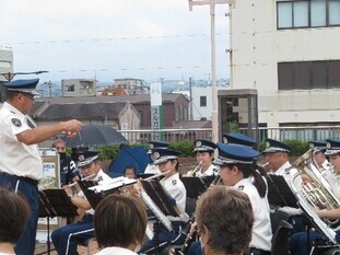 画像：富士宮駅前「十六市」における交通安全啓発活動