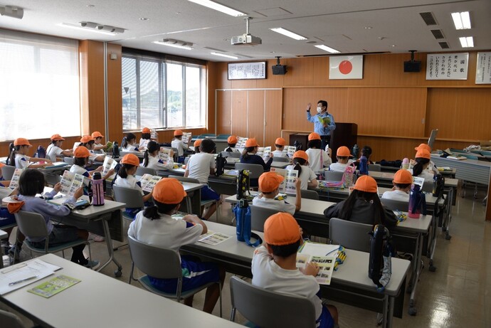 写真：社会科見学（菊川市立加茂小学校）