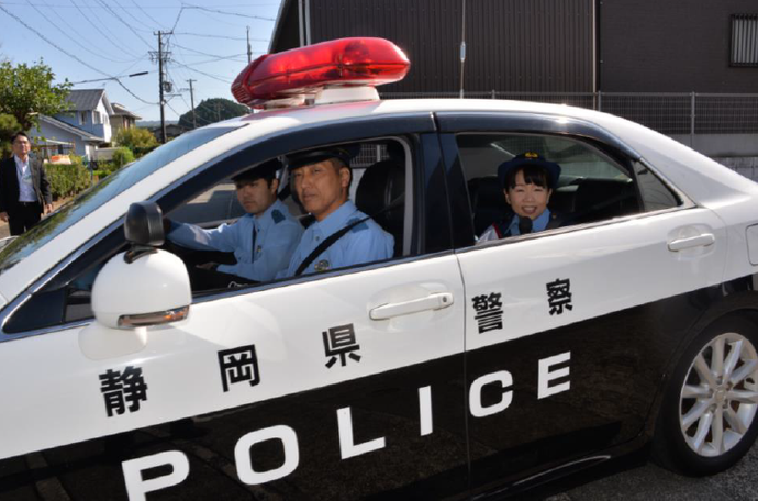 写真：全国地域安全運動「久保ひとみ一日警察署長」広報キャンペーン