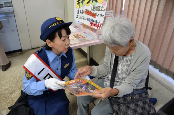 写真：全国地域安全運動「久保ひとみ一日警察署長」広報キャンペーン