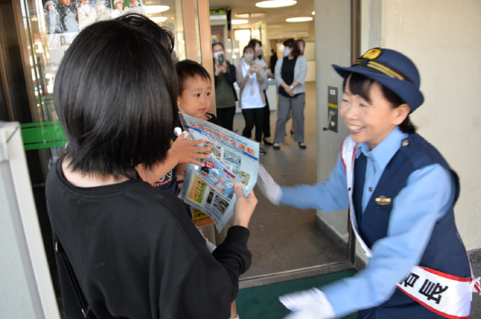 写真：全国地域安全運動「久保ひとみ一日警察署長」広報キャンペーン