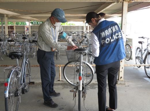 写真：県立池新田高等学校における通学自転車の防犯診断