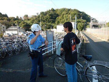 写真：菊川市と共同し菊川駅前駐輪場で街頭指導と啓発品の配布