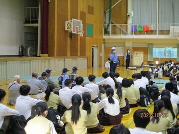 写真：小笠高等学校での高校生・地域交通安全活動推進委員に対する交通教室