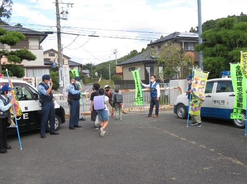 写真：堀之内小学校における下校児童への声かけ・通学路等の見守り活動